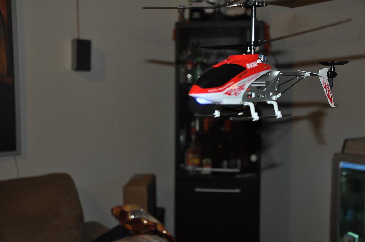 Helikopter Pure Racing S032 - Ikke helt skarpt.. men ikke nemt og både styre den og kameraet.. billede 9