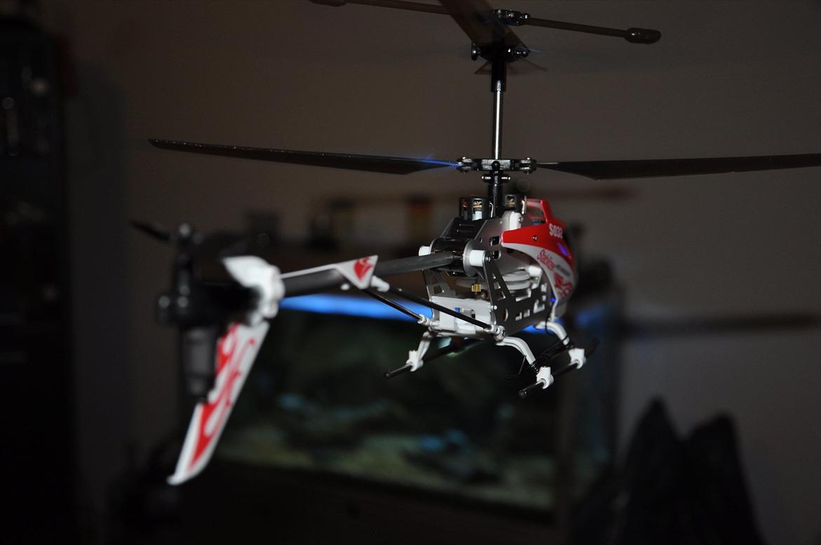 Helikopter Pure Racing S032 - flyvende i hovedhøjde bagfra.. billede 2