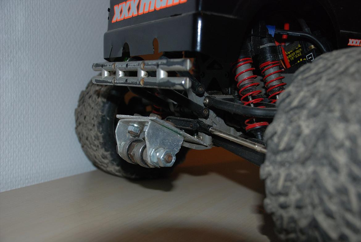 Truck Traxxas E-maxx - den yderst fine hjemmelavede weeliebar som smider gnister når den er i asfalten;) billede 5
