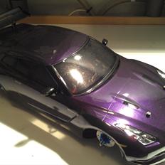 Bil Nissan GT-R på en Tamiya TT-01 D/E 