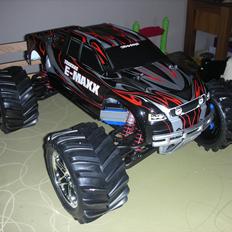 Bil E-maxx 4wd 2,4ghz "ombygget"