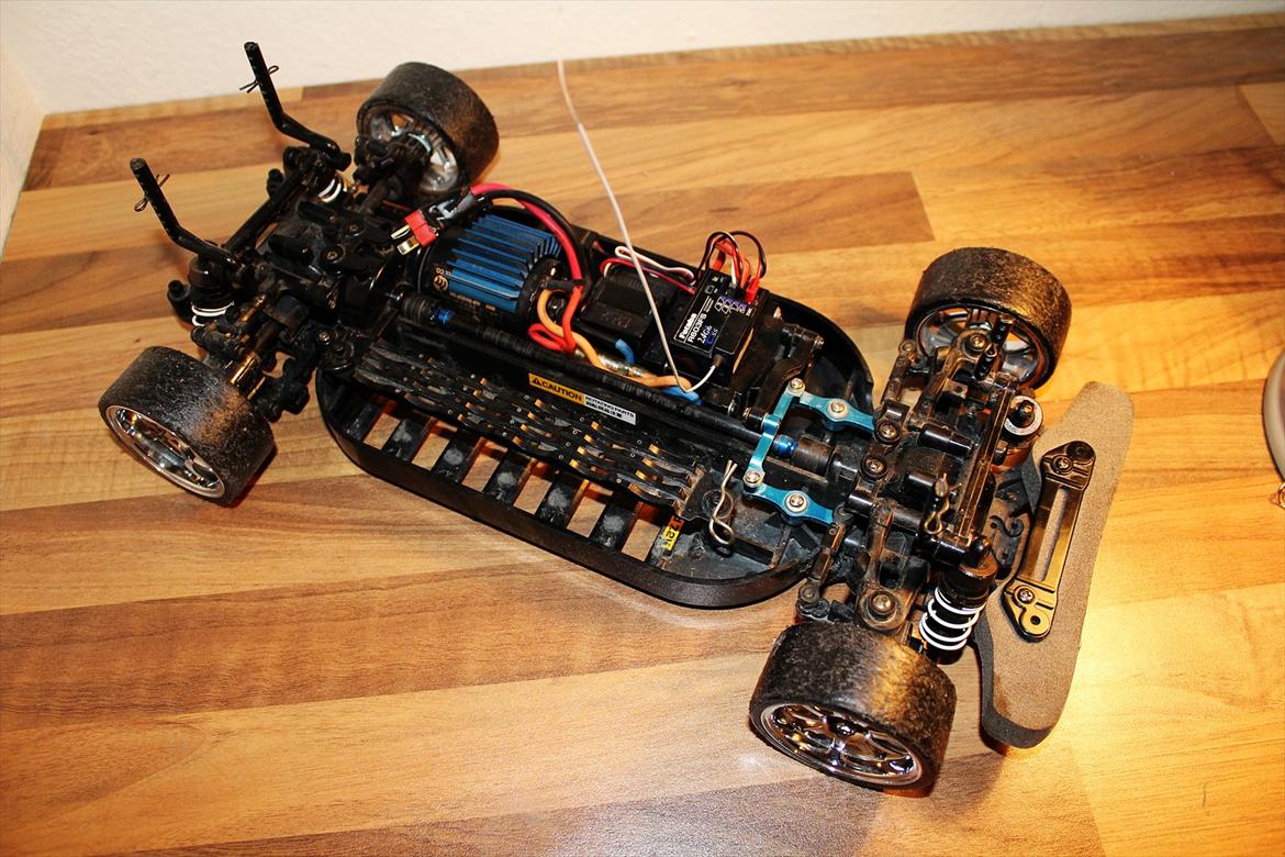Bil Tamiya TT01-D - Her ses elektronikken, og mit forsøg på at holde nogenlunde styr på ledningsvirvaret.  billede 12