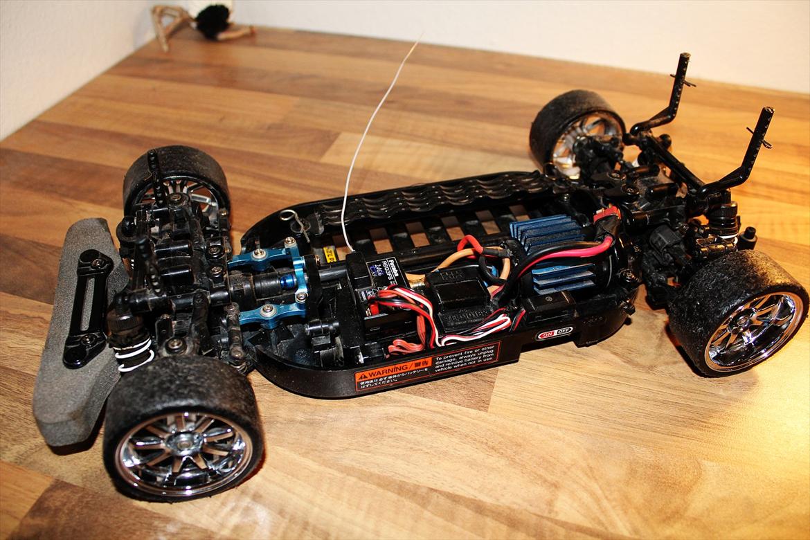 Bil Tamiya TT01-D - Her ses elektronikken, og mit forsøg på at holde nogenlunde styr på ledningsvirvaret.  billede 13