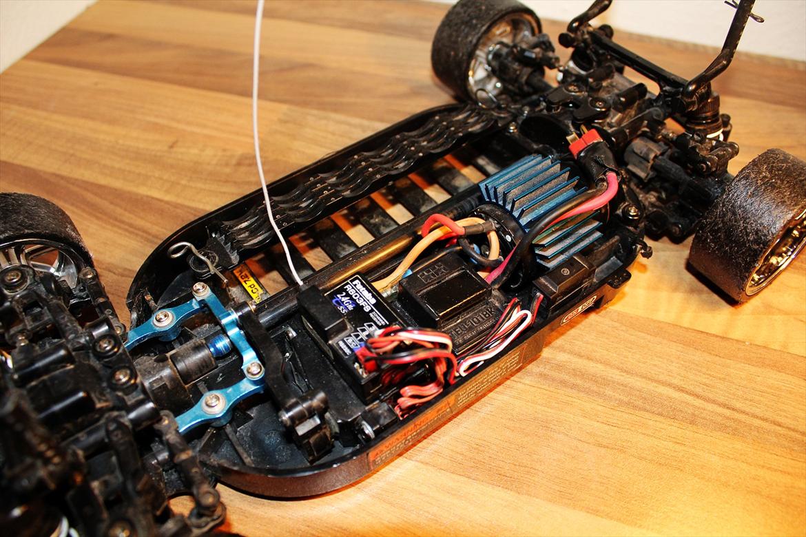 Bil Tamiya TT01-D - Her ses elektronikken, og mit forsøg på at holde nogenlunde styr på ledningsvirvaret.  billede 14