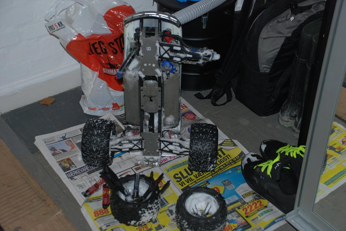 Truck Traxxas E-maxx - så har jeg haft den ude i sne for den første gang;) billede 9