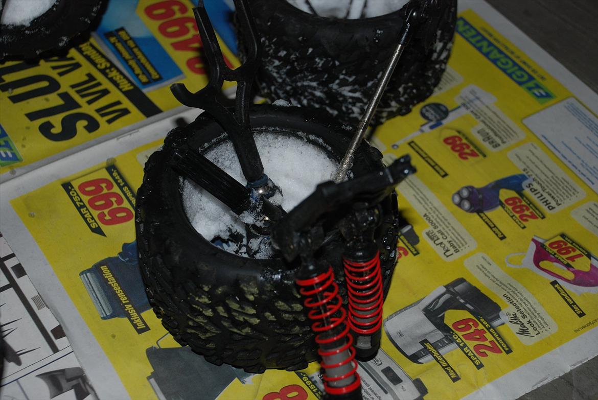 Truck Traxxas E-maxx - her er det jo... med fjedre og rester af bærearmene... billede 14