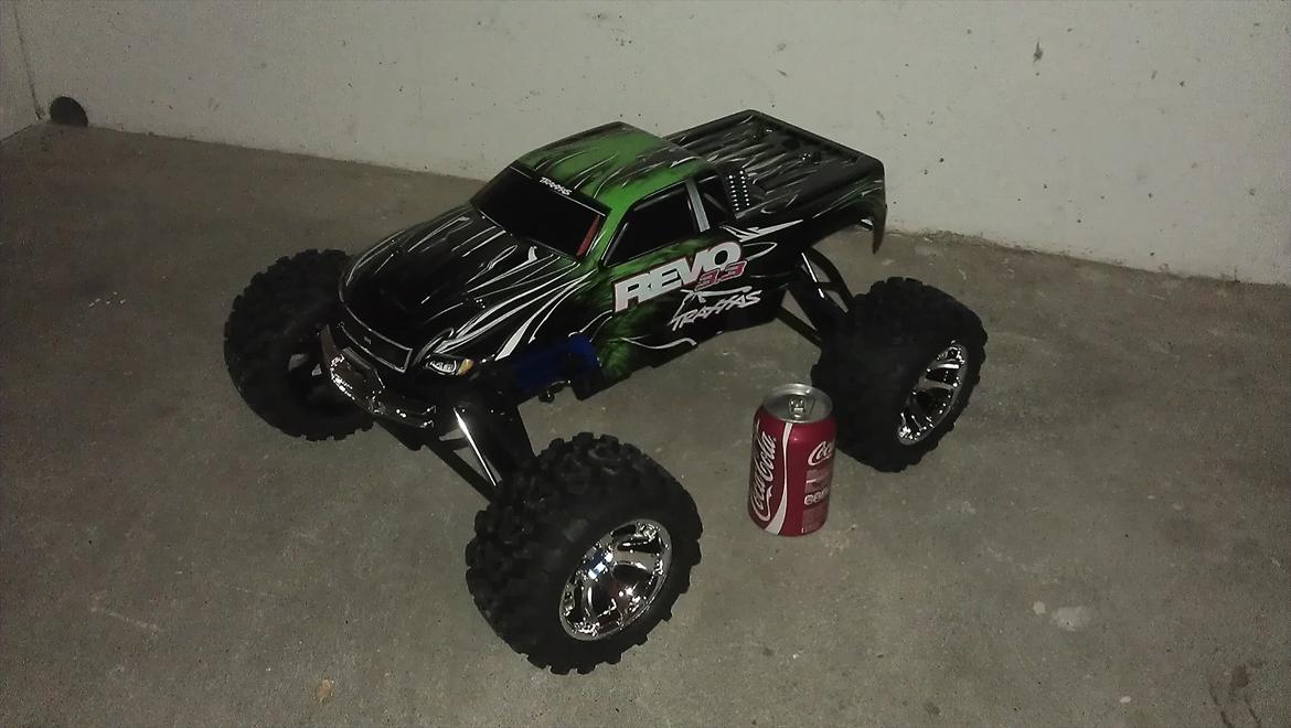 Off-Roader TRX REVO 3,3 (solgt/byttet) - lige kommet ud af æsken var lidt imponeret over hvor stor den er når man har den i hænderne... billede 1