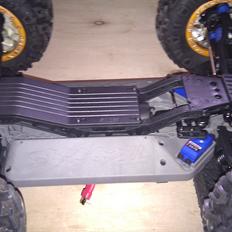 Truck E-Maxx 3908