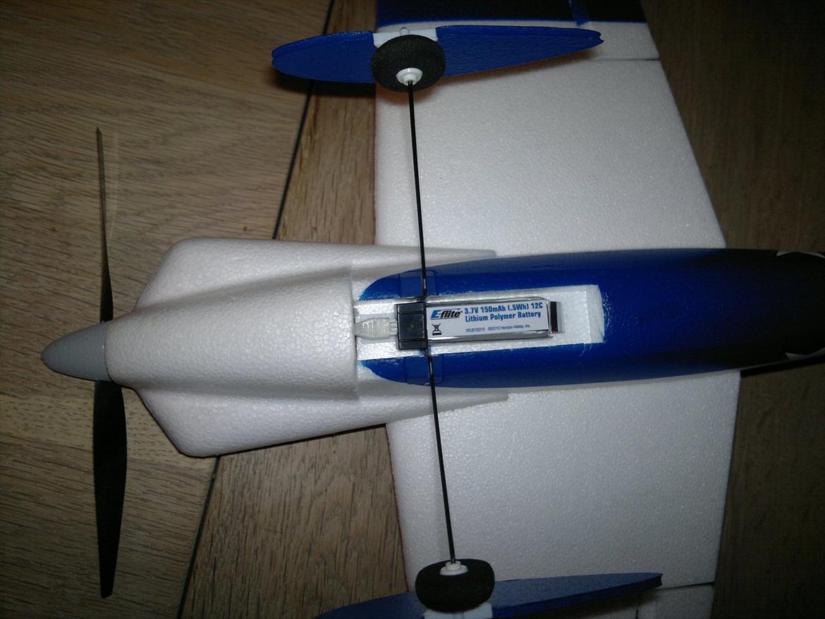 Fly Parkzone Ultra Micro Pole Cat BNF - Batt passer 100 % i rummet, batt holdt fast med velco billede 4