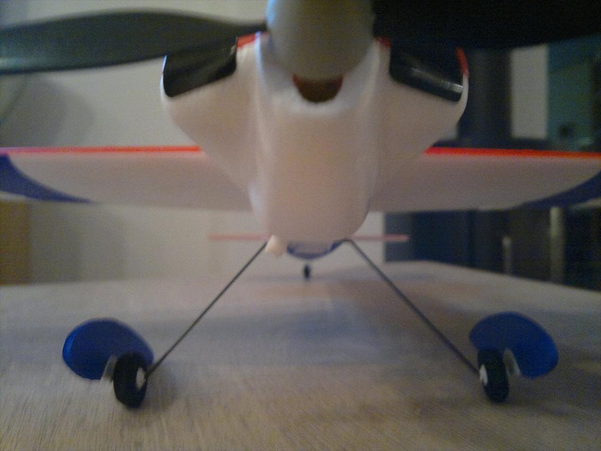 Fly Parkzone Ultra Micro Pole Cat BNF - Små hjul kåber billede 11