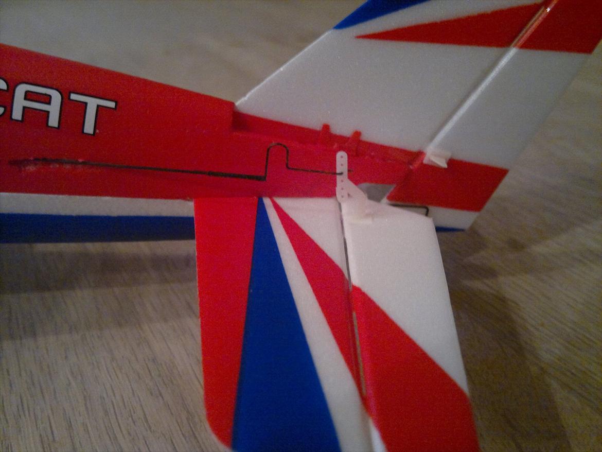 Fly Parkzone Ultra Micro Pole Cat BNF - Mulighed for lille justering.
Man skal IKKE sub trimme servo på radioen men via de er små stænger som kan bukkes lidt, det var ikke meget der skulle til.
Parkzone har sat rorforbindelse i ydereste hul har selv flyttet det til nummer 3 så bliver den lidt billede 12