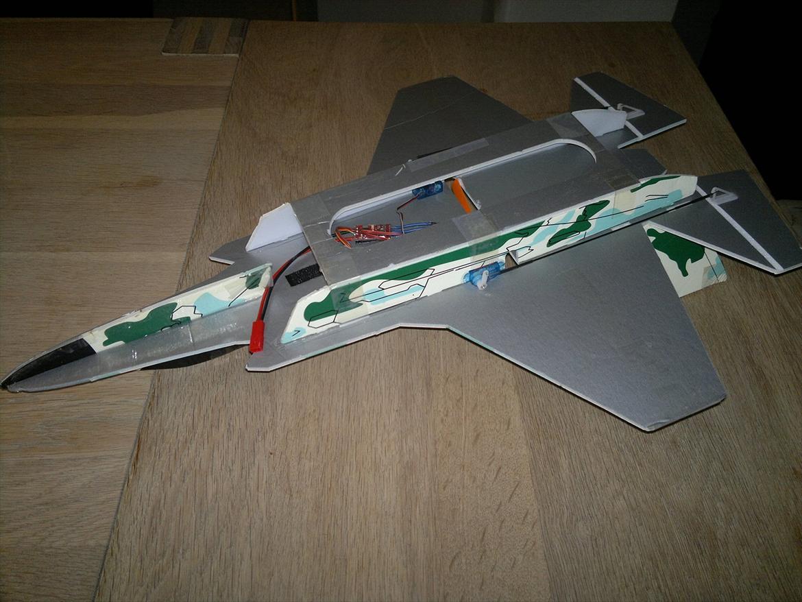 Fly Mini F 35 in-door - Bunden med holder til batt.
RC udstyr er lidt gemt nice.
Prop bliver ikke skadet når den lander billede 5