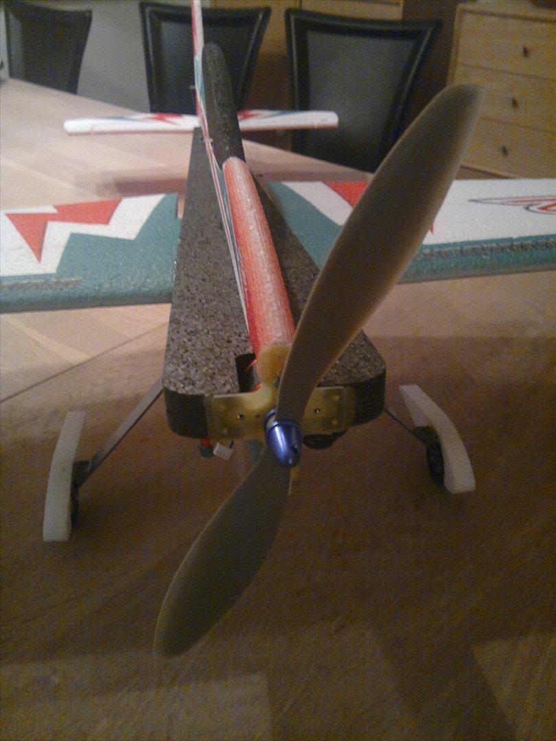 Fly RS 352  EPP MODEL FOR EXTREME AND 3D AEROBATICS - Turnigy 2632 Brushless Motor 1500kv
Hjulkåber er også limet lidt bedre på. Det beslag der var med var noget lort, de kunne nemt falde af. Nu er de limet på med noget Epoxy 5 min  ellers er der brugt noget Cyano middel  til at lime de andre dele på flyet billede 2