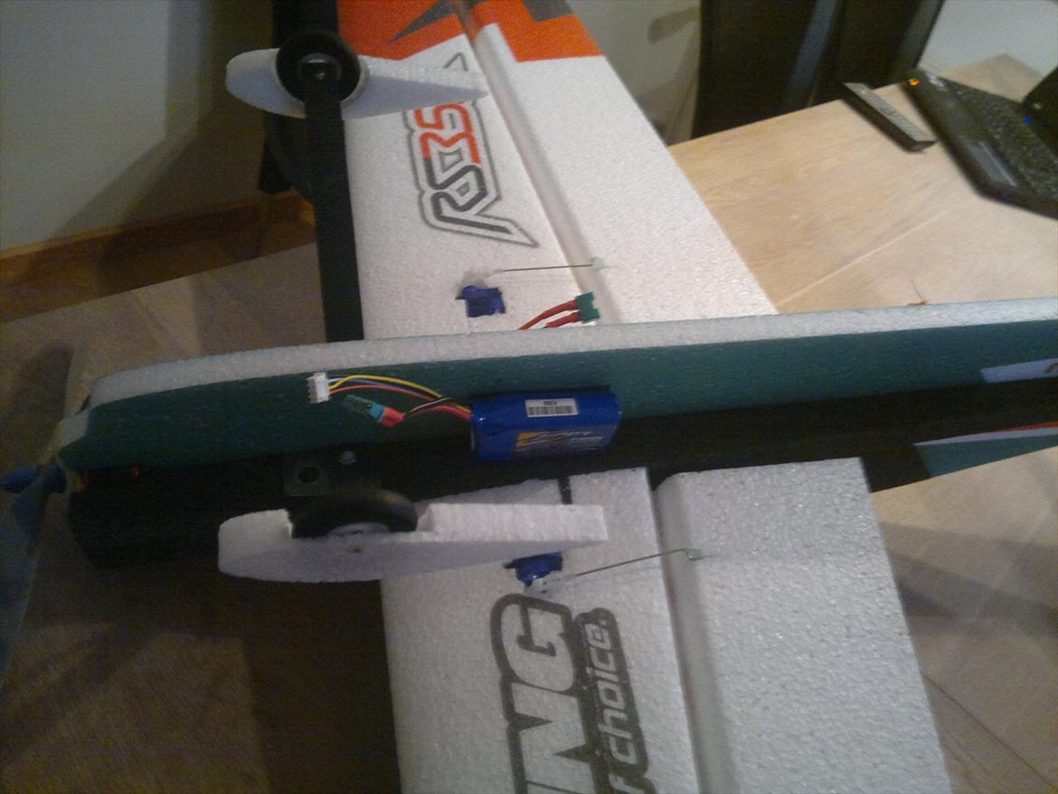 Fly RS 352  EPP MODEL FOR EXTREME AND 3D AEROBATICS - Hjulkåber.
1300 mAmp 3 cell billede 4