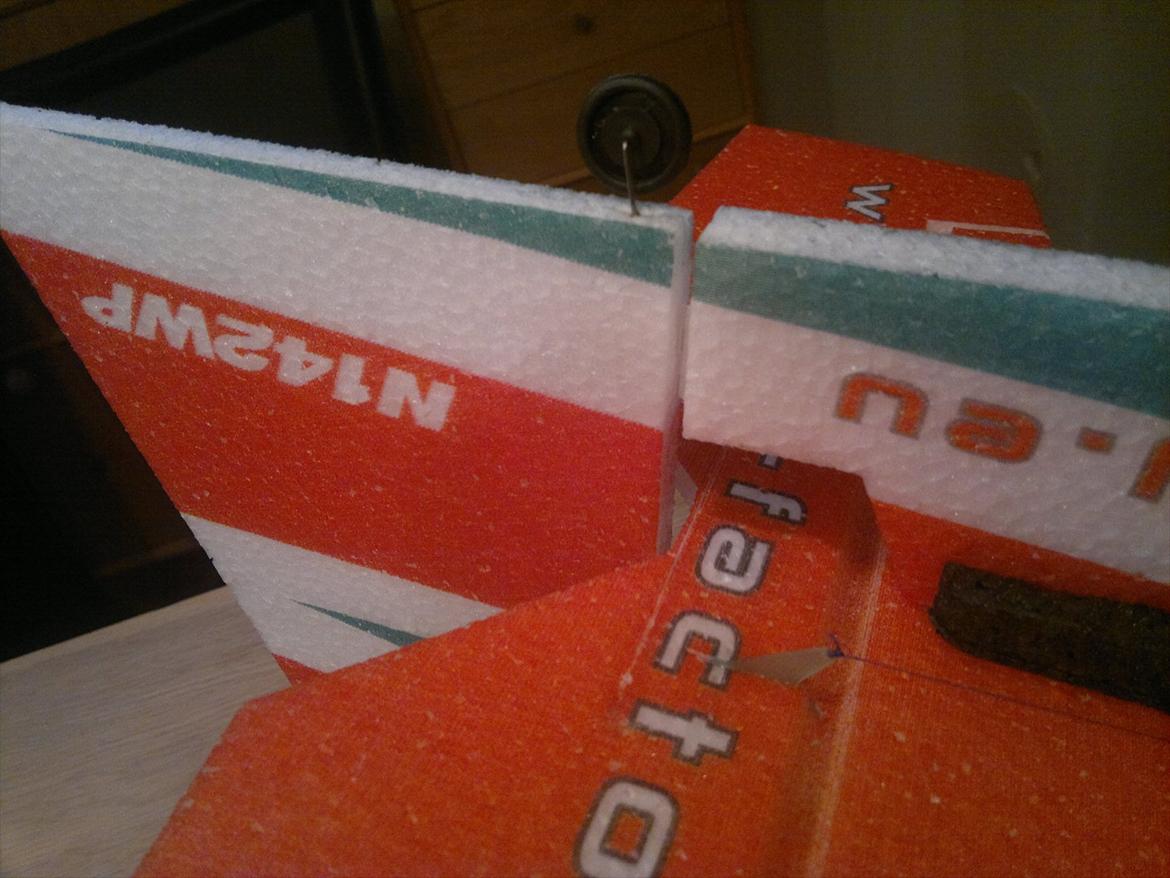 Fly RS 352  EPP MODEL FOR EXTREME AND 3D AEROBATICS - Halehjul.
Der var et stykke plastik som skulle bruges, men havde et lille hjul det synes jeg var bedre billede 6