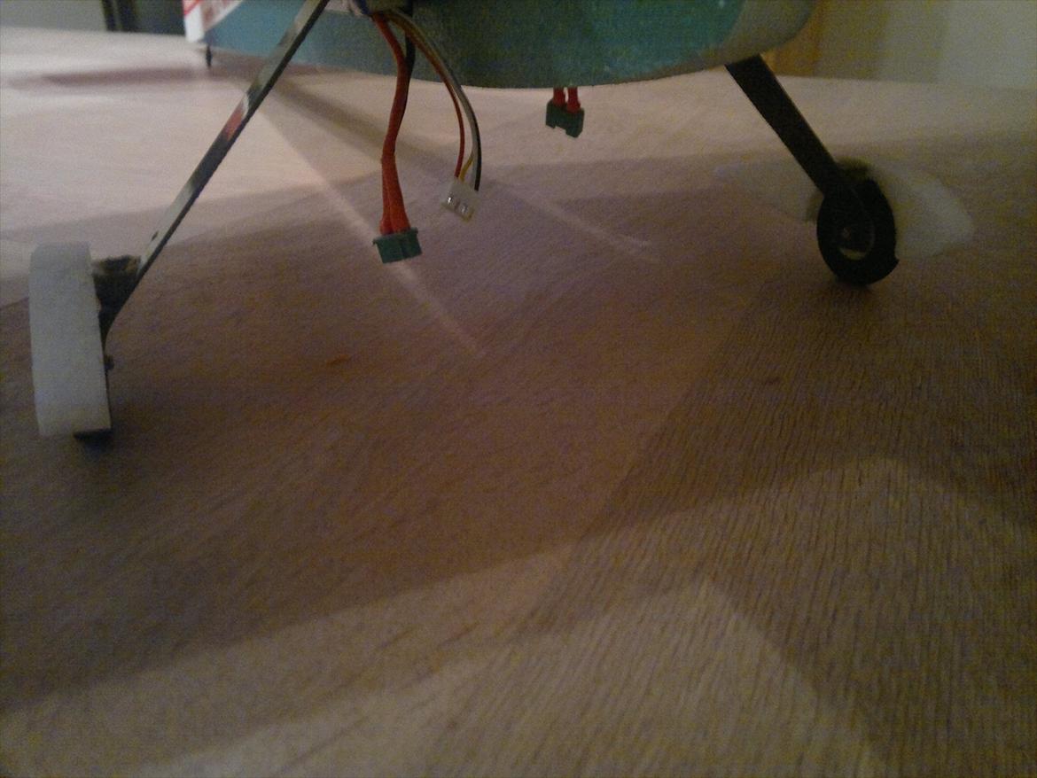 Fly RS 352  EPP MODEL FOR EXTREME AND 3D AEROBATICS - Hjulkåber limet på billede 7