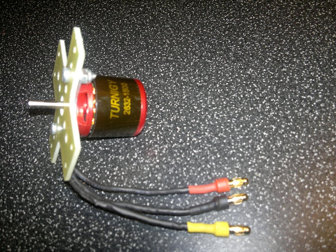 Fly RS 352  EPP MODEL FOR EXTREME AND 3D AEROBATICS - Turnigy 2632 Brushless Motor 1500kv
med motor ophæng billede 10