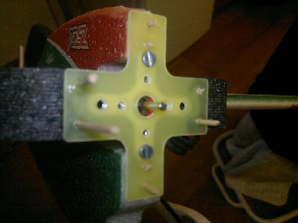 Fly RS 352  EPP MODEL FOR EXTREME AND 3D AEROBATICS - Motor er limet på samt der er tandstikker som er limet ind i flyet så det skal nok holde billede 12