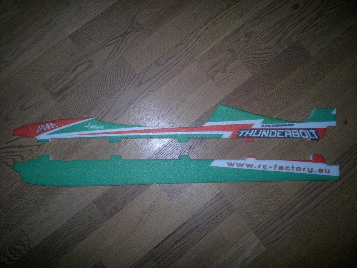 Fly RS 352  EPP MODEL FOR EXTREME AND 3D AEROBATICS - Kroppen skåret op og klar til at bliver limet på flyet billede 15