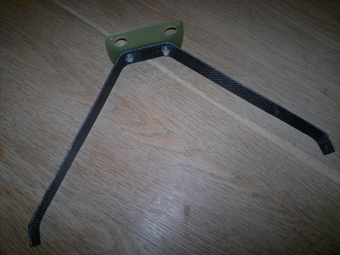 Fly RS 352  EPP MODEL FOR EXTREME AND 3D AEROBATICS - Landning stel var ikke for godt, de skruer der var med var noget lort, så havde nogle 3M nylon skruer det ver meget bedre billede 16