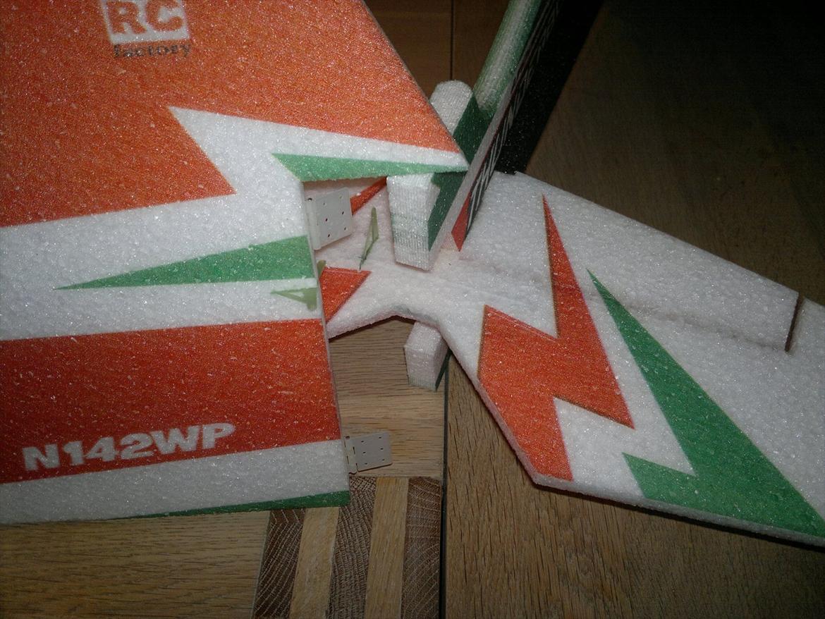 Fly RS 352  EPP MODEL FOR EXTREME AND 3D AEROBATICS - Havde nogle Hobby King hængseler dem der var med ville jeg ikke bruge, de her er bare super billede 17