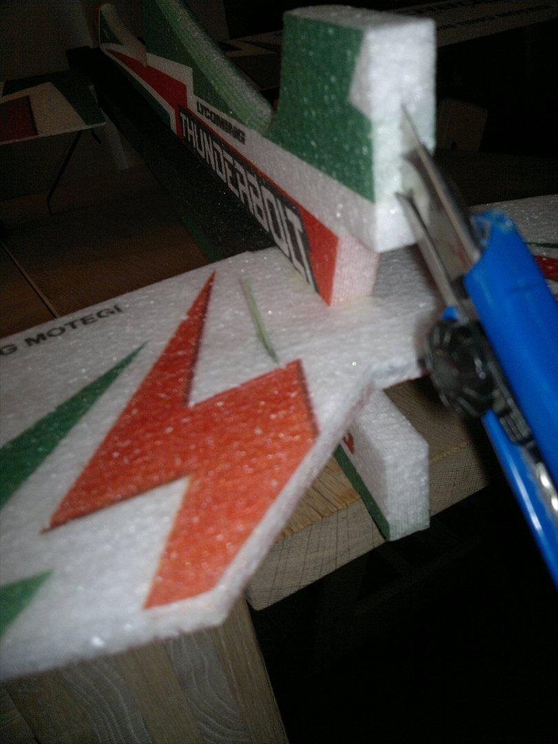 Fly RS 352  EPP MODEL FOR EXTREME AND 3D AEROBATICS - Skære lige en lille rille så Hobby King hængseler kan blive limet på, bruger noget Cyano middel  billede 18