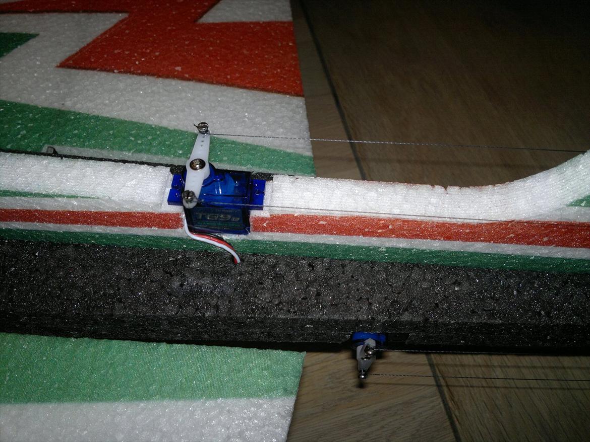 Fly RS 352  EPP MODEL FOR EXTREME AND 3D AEROBATICS - Har brugt kulfiber snor som servo stænger, så er der altid et træk på roret. Bruger man fast stang kommer der både træk og skub, jeg synes det her er bedre, det er også det man siger i manualen billede 19