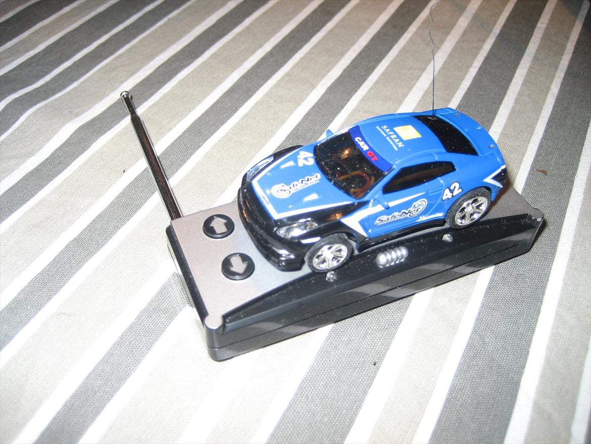 Bil Shen Qi Wei Mini RC - bil monteret på fjernkontrollen, er altid godt. Den lille skid kan nemt blive væk i værktøjskassen.  billede 1