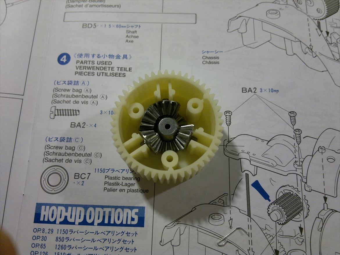 Bil Mitsubishi Pajero - Tamiya CC-01 - Foreste diff låst, hvis man vælger at låse det bagerste diff ved hjælp af de medfølgende plast"skiver" (se næste billede) så får man 3 af de små tandjul til overs, så er det bare at mase et af dem ned imellem to af dem i det forreste diff og vupti, så er  billede 15