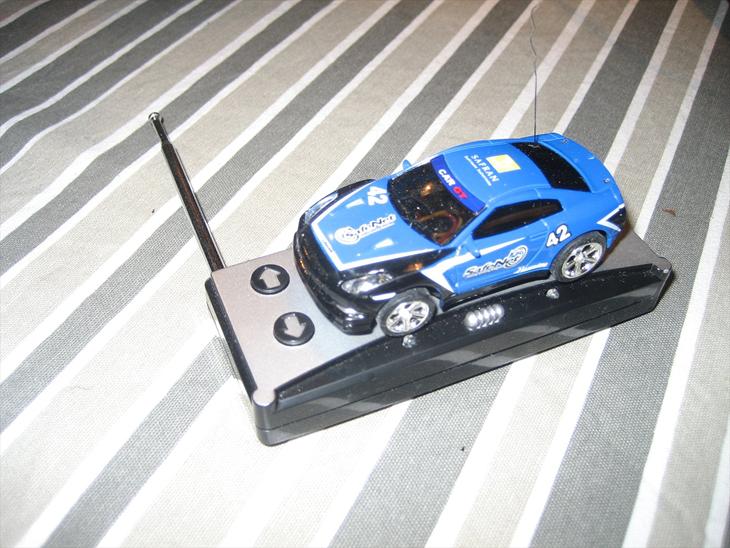 Bil Shen Qi Wei Mini RC - bil monteret på fjernkontrollen, er altid godt. Den lille skid kan nemt blive væk i værktøjskassen.  billede 1