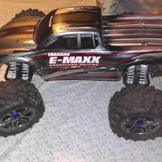 Bil Traxxas E-maxx Bl