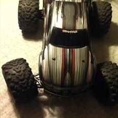 Bil Traxxas E-maxx Bl