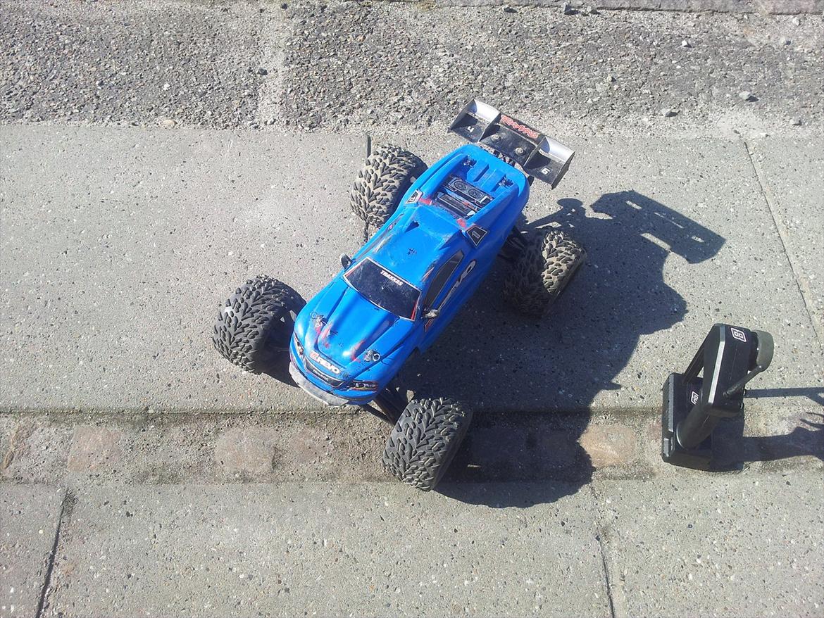 Off-Roader Traxxas E-REVO SOLGT - blev træt af den røde farve som karossen hade så jeg malet den blå billede 8
