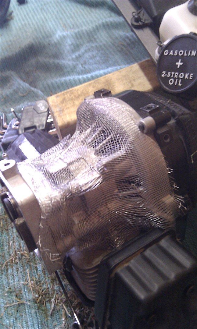 Bil HPI Baja 5b v2 - Så kom der Fluenet under motor. så der ikke kommer så mange sten og andre træls ting ind til blæsehjulet. billede 14