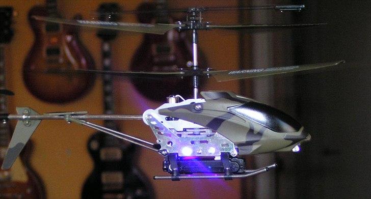 Helikopter Pure Racing - Helikopteren styres her med en hånd, da jeg tog billeder med den anden, så den er rimelig stabil til at svæve. billede 1