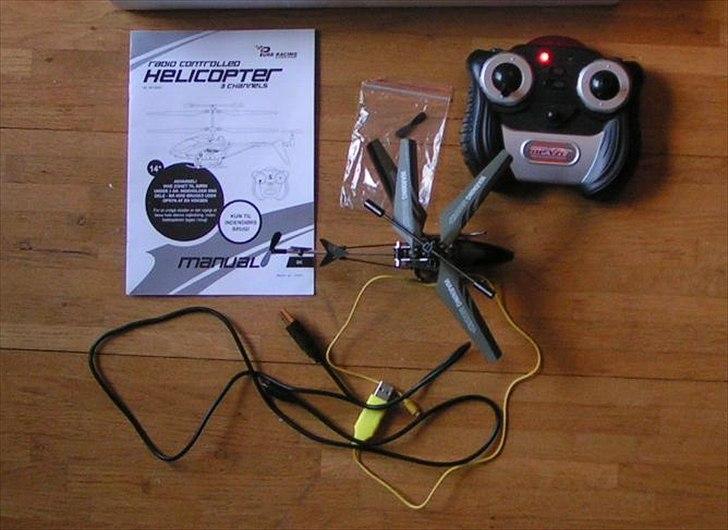 Helikopter Pure Racing - Manual , IR styreboks , helikopter , ekstra halerotor (i posen) og  USB kabler til opladning, og et andet til aftapning af billeder og video (avi.) . billede 4