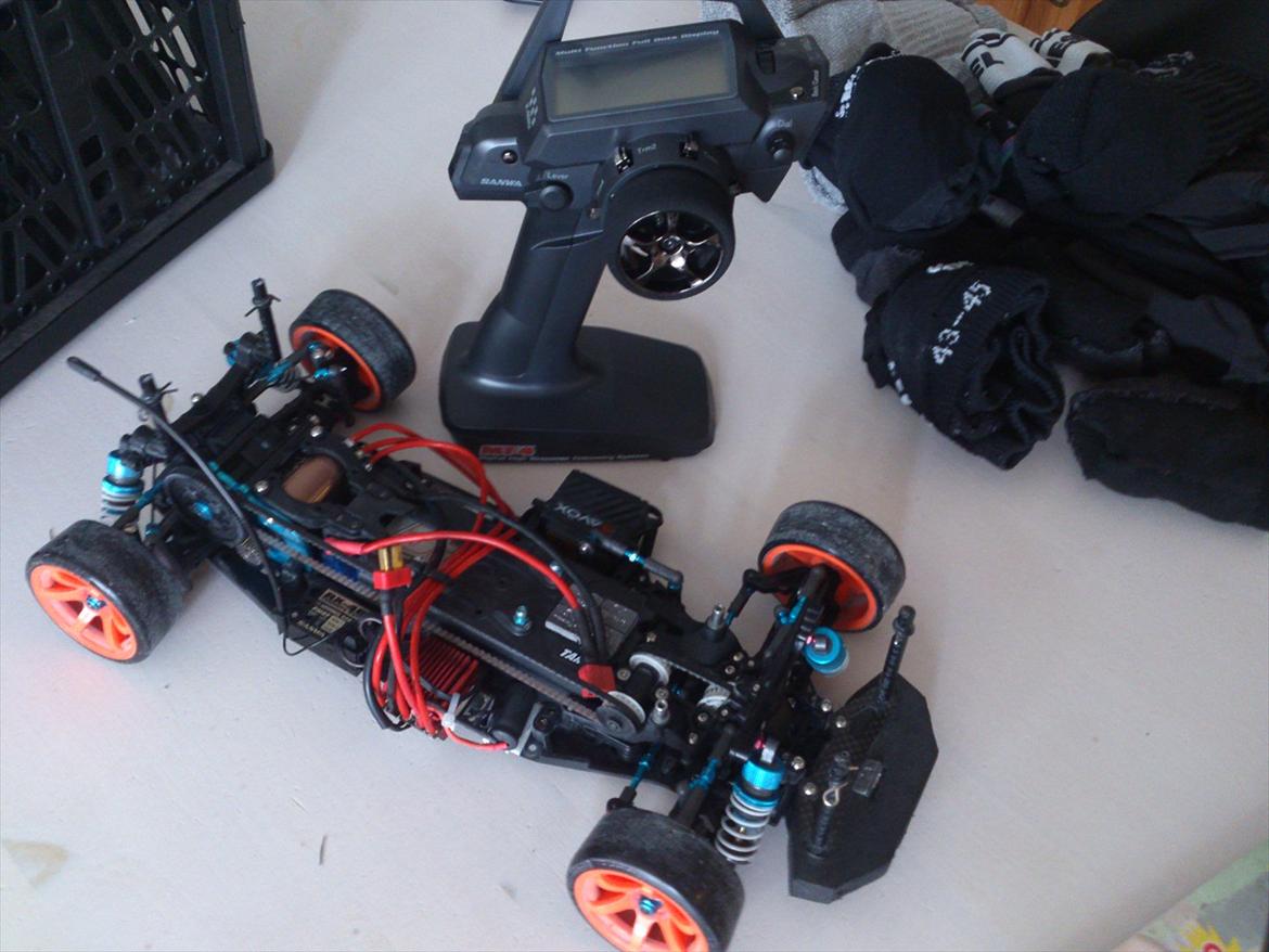 Bil Tamiya Ta-06 Pro - Efter jeg havde ordnet elektronikken tog jeg vaske tøjet, sorry for det fail billede :P billede 3