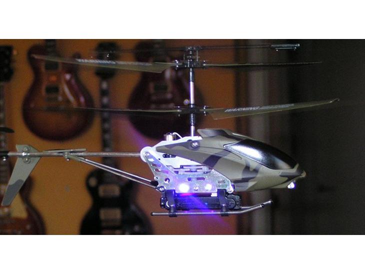 Helikopter Pure Racing - Helikopteren styres her med en hånd, da jeg tog billeder med den anden, så den er rimelig stabil til at svæve. billede 1