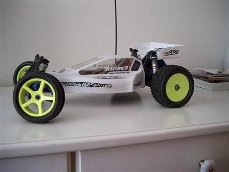 Buggy Associated B4 - TQ body og nogle gamle AE fælge, der er moddet til og passe B4´eren billede 1