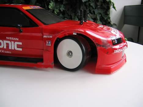 Bil Tamiya  Nissan calsonic - her kan i så se mine nye disk fælge + nye dæk gode af køre med fik dem billigt 275 kr  billede 15