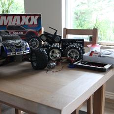 Bil Traxxas E-Maxx