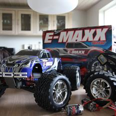 Bil Traxxas E-Maxx