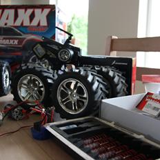 Bil Traxxas E-Maxx