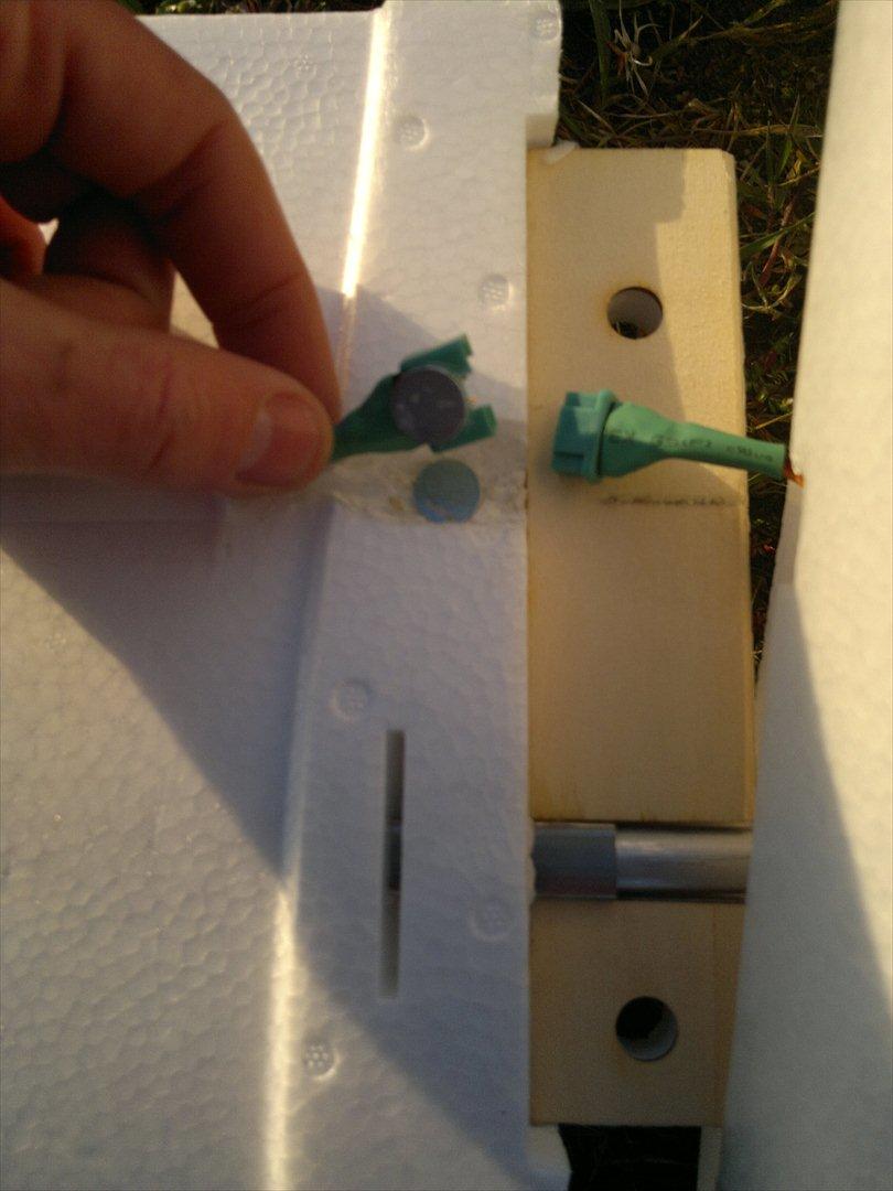 Fly Diamond 2500 - Stik bliver holdt fast via en magnet  billede 18