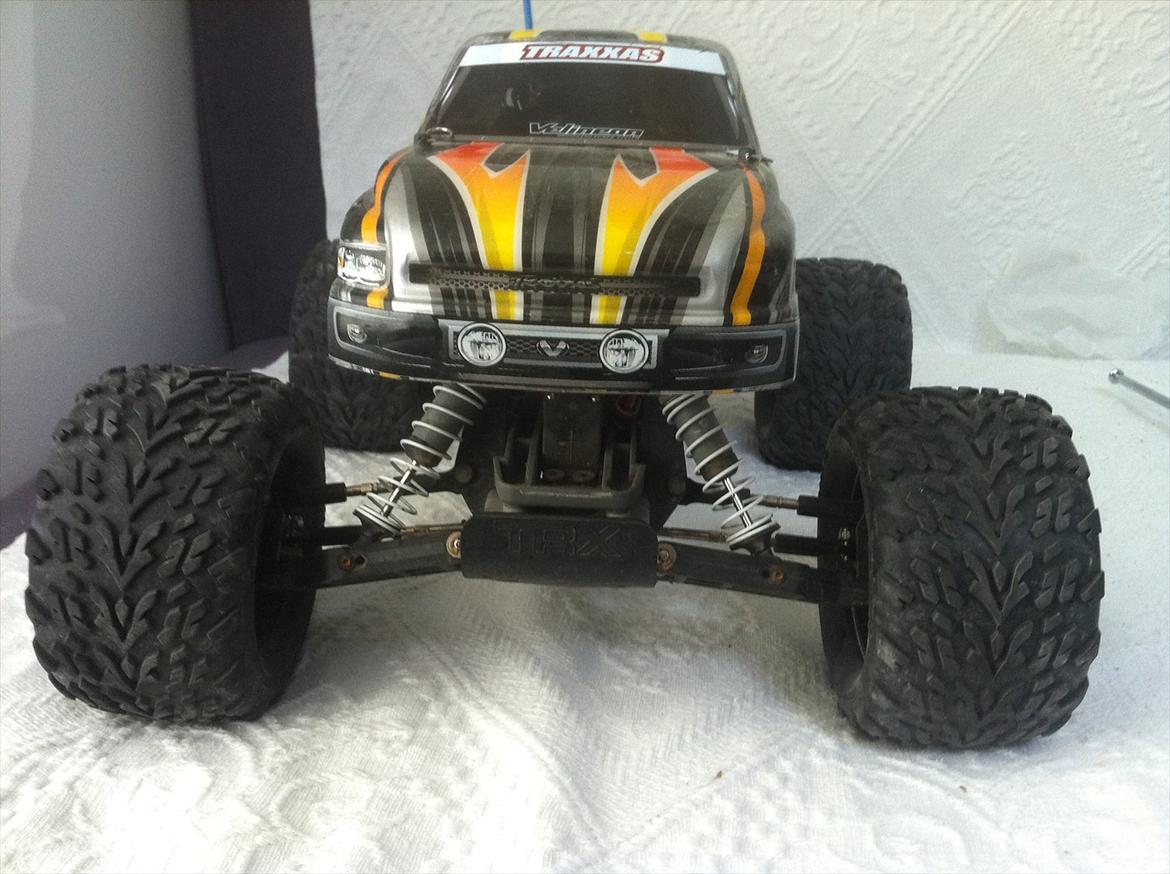 Bil Traxxas Stamped Vxl - Fronten på bilen, hvor mange kan se det fede job Traxxas har lavet på bodyen, som giver den et robust og cool look billede 1