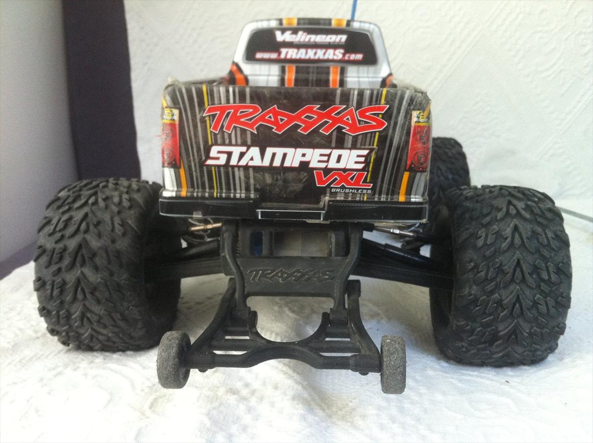 Bil Traxxas Stamped Vxl - Bagfra, hvor man igen kan se den fede karos. og den kommer med wheelie bar så den bliver på jorden når den for fuld gas. billede 2