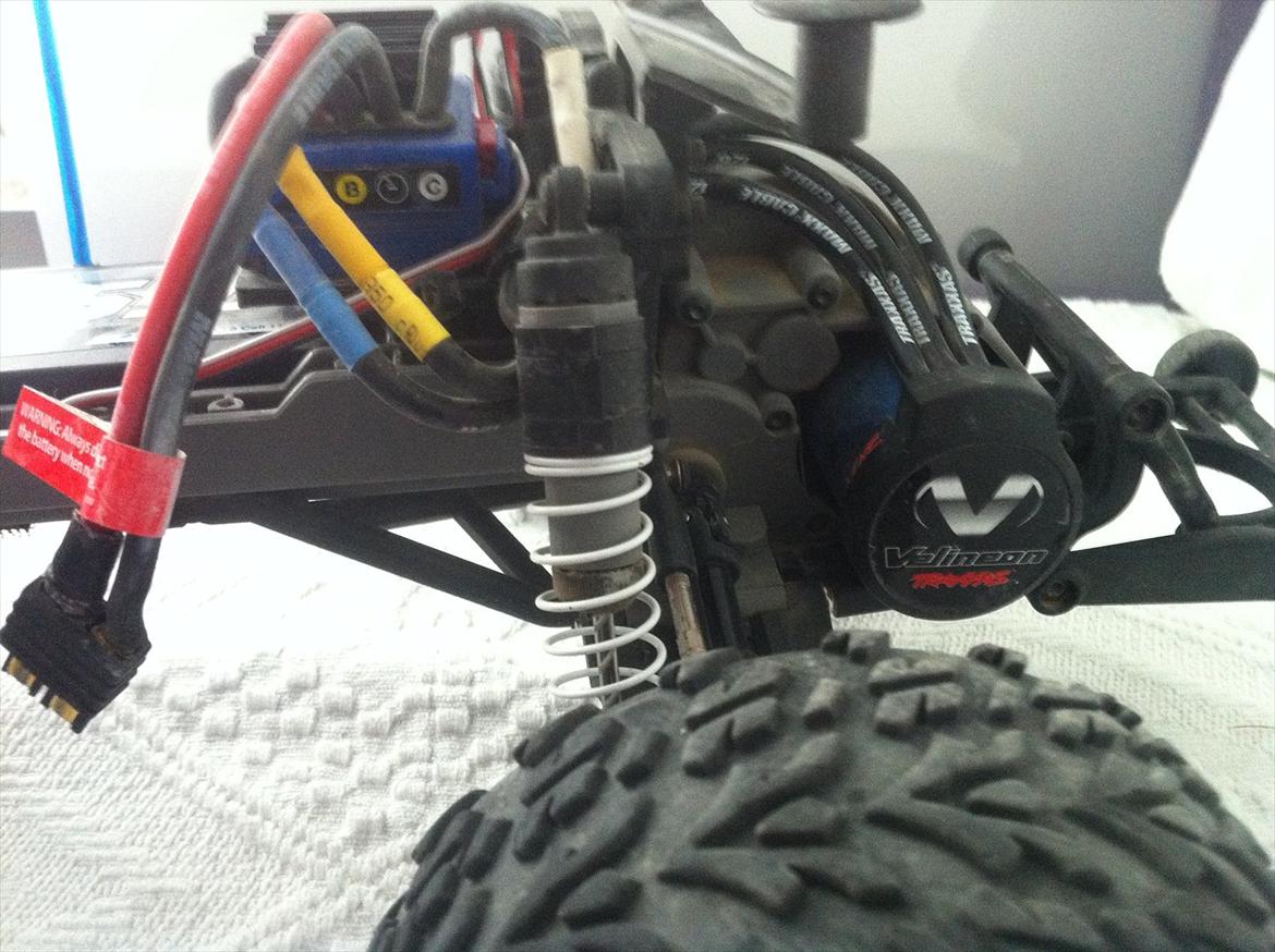 Bil Traxxas Stamped Vxl - Det er så bagenden af bilen hvor man kan se Velineon® 3500 Brushless og VXL-3s™ Electronic Speed Control som er en fed motor combo som giver bilen, en høj fart. billede 4