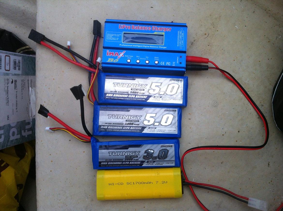 Bil Traxxas Stamped Vxl - Min Lipo-lader samt nogle af mine lipo batterie, ps det gule er ikke til min traxxas men til min Bonzer Big Foot  
 som er bilen med den blå karos. billede 6
