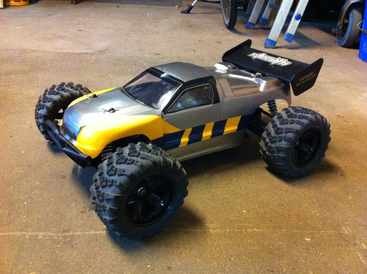 Off-Roader Stealth X09 Brushless 2.4 GHz - Den orig. karros, som jeg så har malet... udvendigt ?!? hehe det var bare en grå lørdag :) billede 7