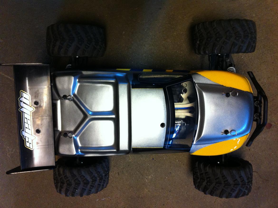 Off-Roader Stealth X09 Brushless 2.4 GHz - Den orig. karros, som jeg så har malet... udvendigt ?!? hehe det var bare en grå lørdag :) billede 8
